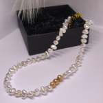 Rokas darināts kaklarota „Zelta pieskāriens“