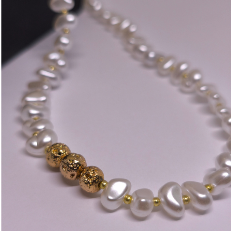 Rokas darināts kaklarota „Zelta pieskāriens“