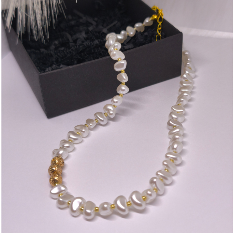 Rokas darināts kaklarota „Zelta pieskāriens“