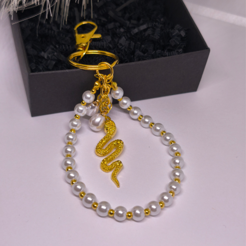 Rokas rokassomas un atslēgu piekariņš "Pērļu čūska"