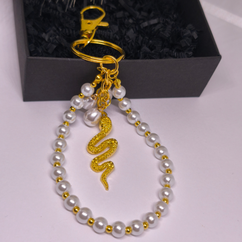 Rokas rokassomas un atslēgu piekariņš "Pērļu čūska"