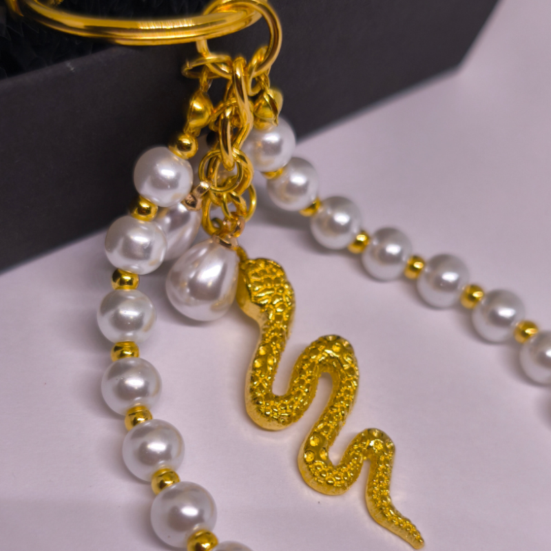 Rokas rokassomas un atslēgu piekariņš "Pērļu čūska"