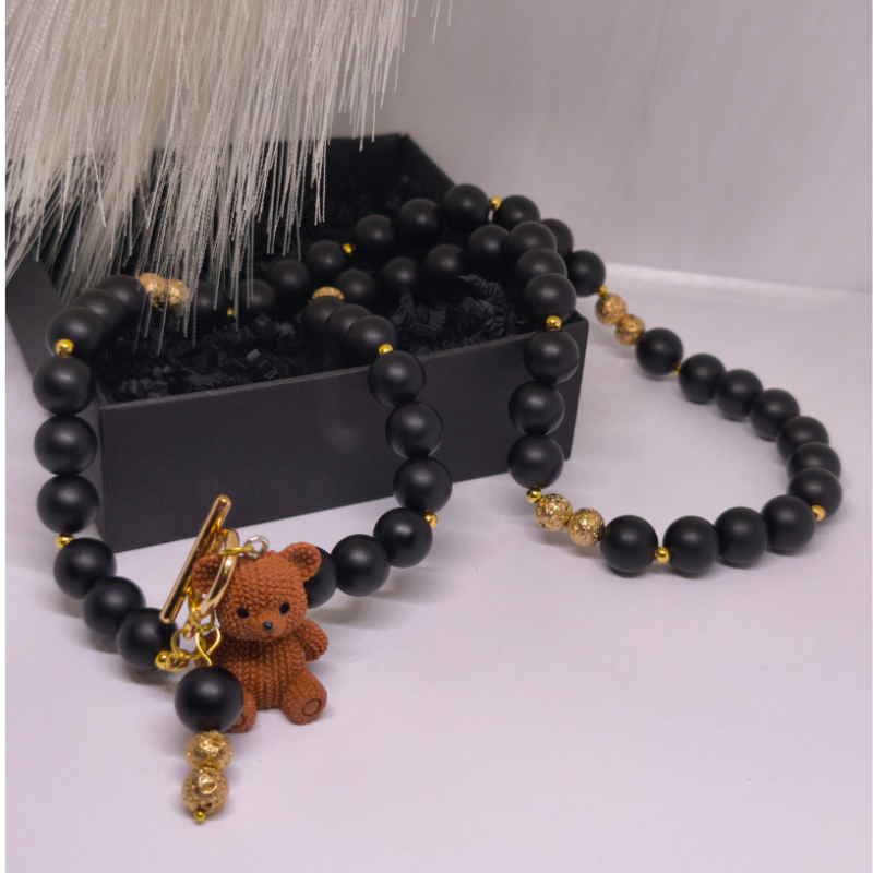 Roku darbs kaklarota „Lācīša elegance“