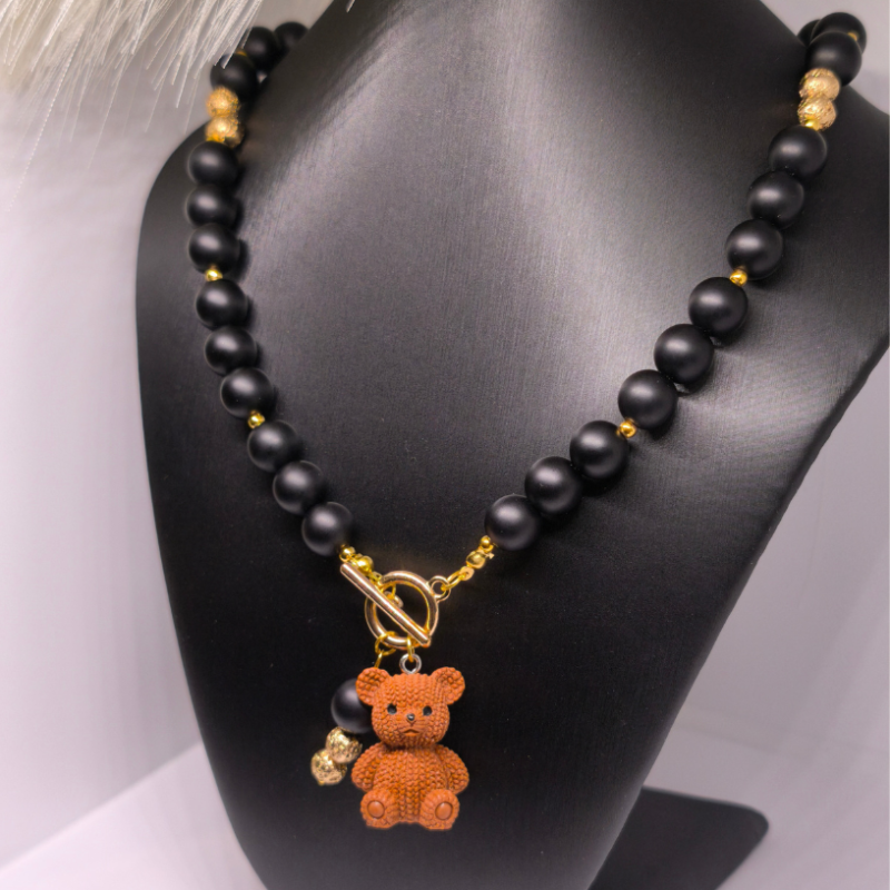 Roku darbs kaklarota „Lācīša elegance“