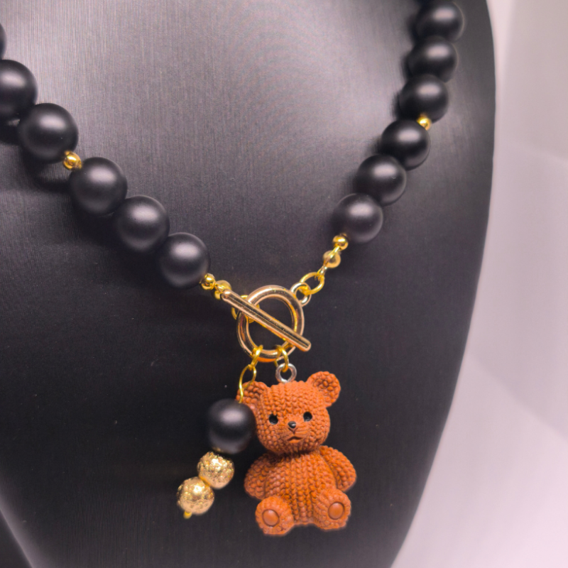 Roku darbs kaklarota „Lācīša elegance“