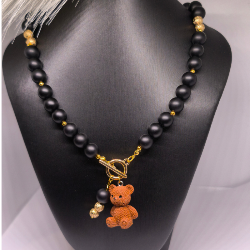 Roku darbs kaklarota „Lācīša elegance“