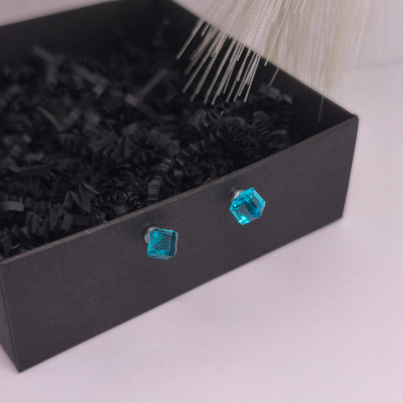 Magnētiskās auskari „Akvamarīna kubi“