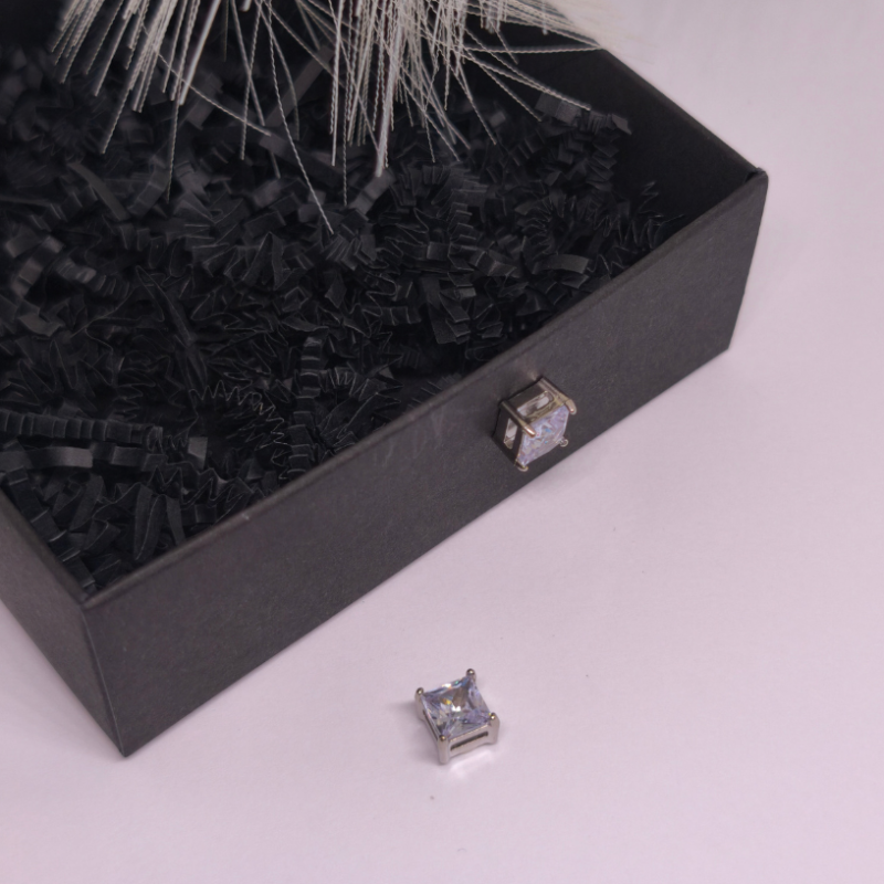 Magnētiskās auskari „Gaismas kubs“