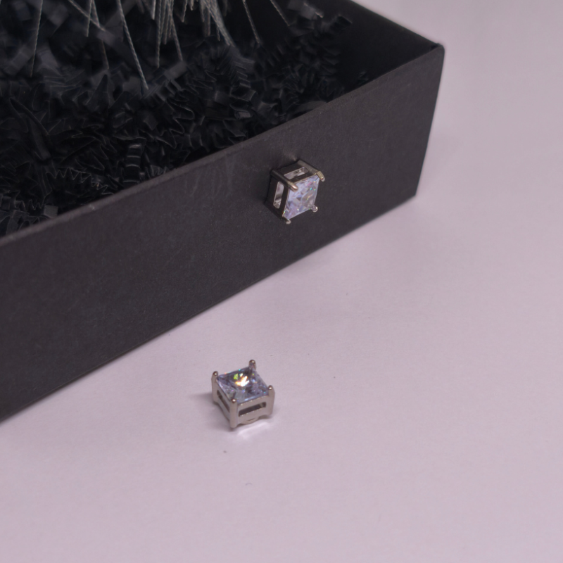 Magnētiskās auskari „Gaismas kubs“