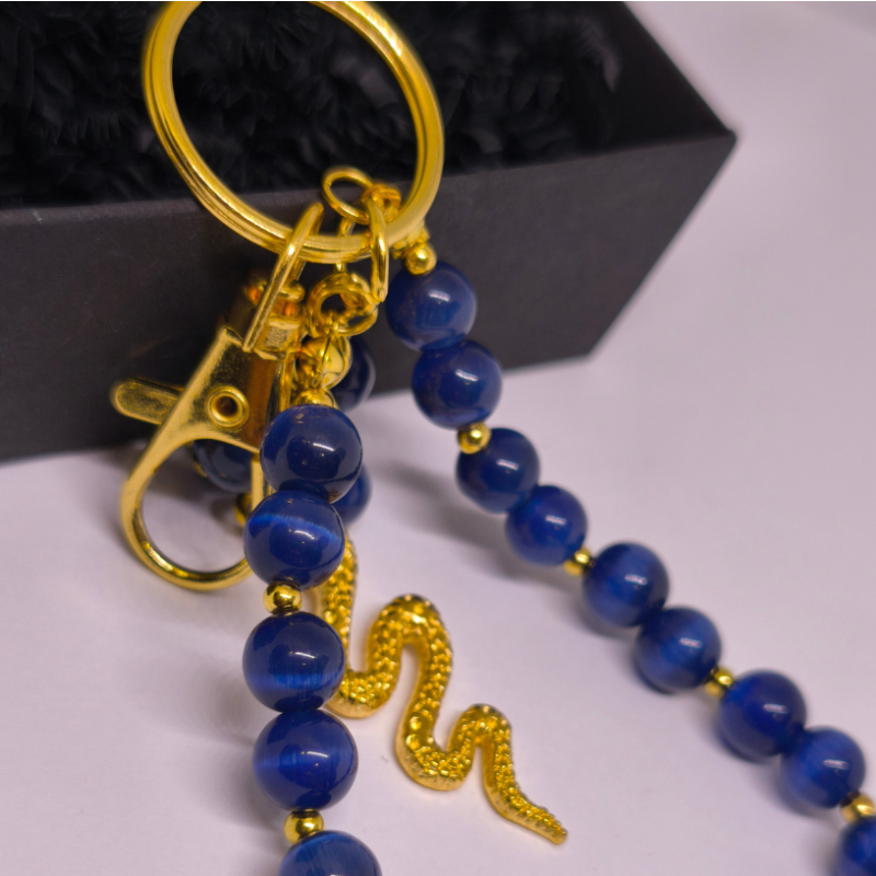 Roku darbs somas un atslēgu piekariņš „Nakts čūska“