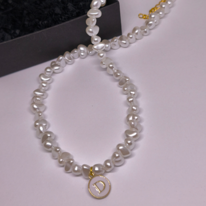 Roku darbs personalizēts kaklarota „Pērļu iniciālis“