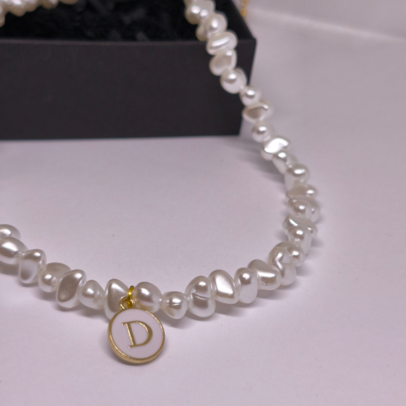 Roku darbs personalizēts kaklarota „Pērļu iniciālis“