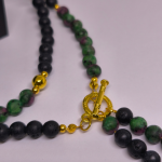 Rokdarbu kaklarota „Lavas un rubīna maģija“