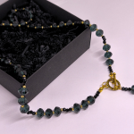 Rokām darināta kaklarota „Karaliskie kristāli“