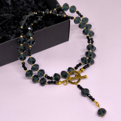 Rokām darināta kaklarota „Karaliskie kristāli“