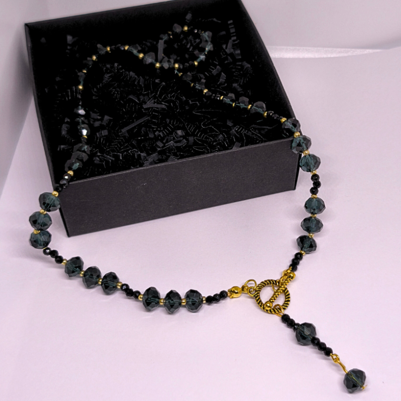 Rokām darināta kaklarota „Karaliskie kristāli“