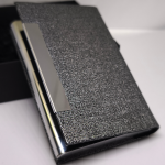 Mūsdienīgs karšu turētājs ar magnētisko aizdari