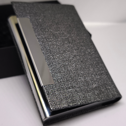 Mūsdienīgs karšu turētājs ar magnētisko aizdari