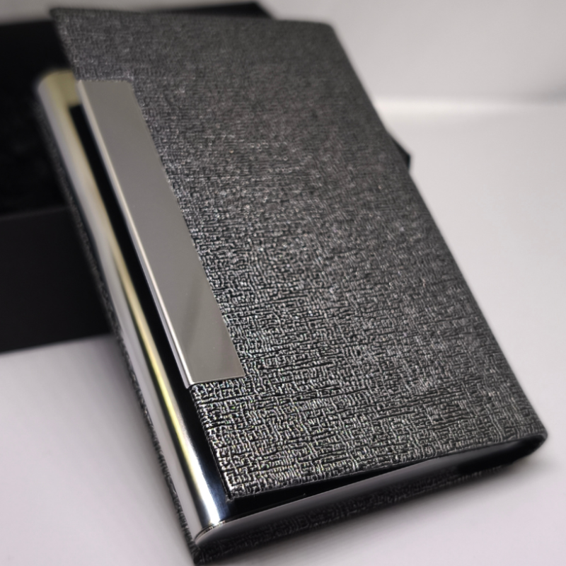 Mūsdienīgs karšu turētājs ar magnētisko aizdari