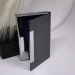 Mūsdienīgs karšu turētājs ar magnētisko aizdari