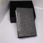 Mūsdienīgs karšu turētājs ar magnētisko aizdari