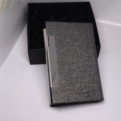 Mūsdienīgs karšu turētājs ar magnētisko aizdari