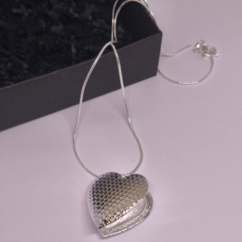 Medaljons „Klusā sajūta“