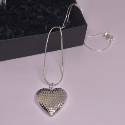 Medaljons „Klusā sajūta“