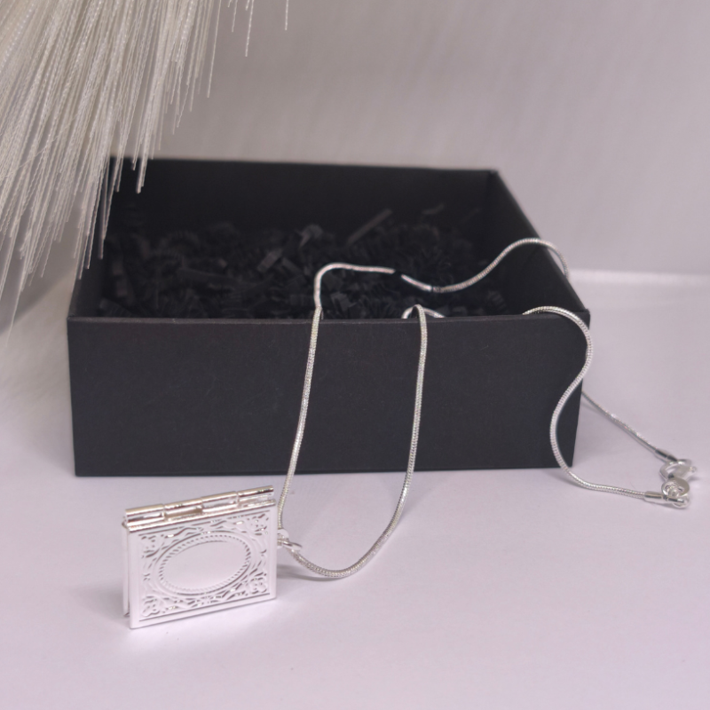 Medaljons „Laika lappuses“