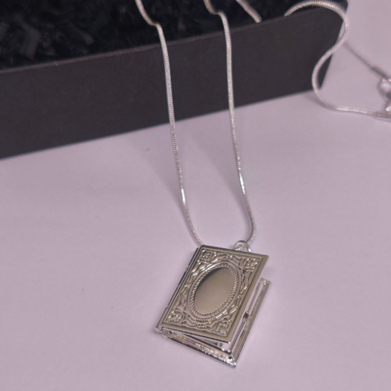 Medaljons „Laika lappuses“