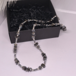 Roku darbs kaklarota „Grafīta mirdzums“