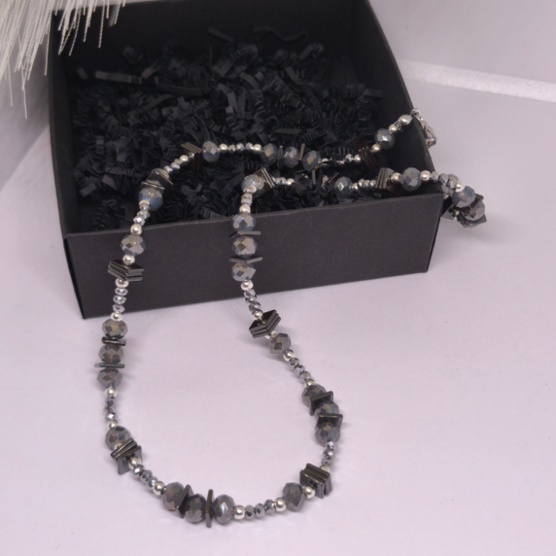 Roku darbs kaklarota „Grafīta mirdzums“