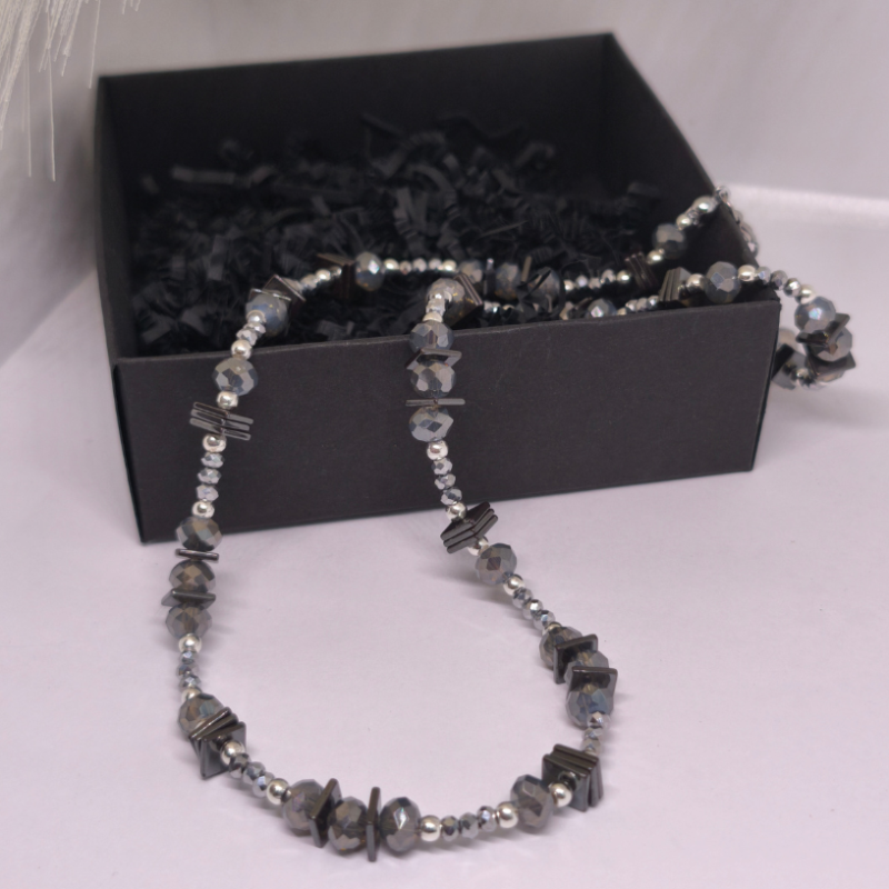 Roku darbs kaklarota „Grafīta mirdzums“