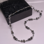 Roku darbs kaklarota „Grafīta mirdzums“