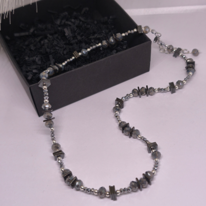 Roku darbs kaklarota „Grafīta mirdzums“