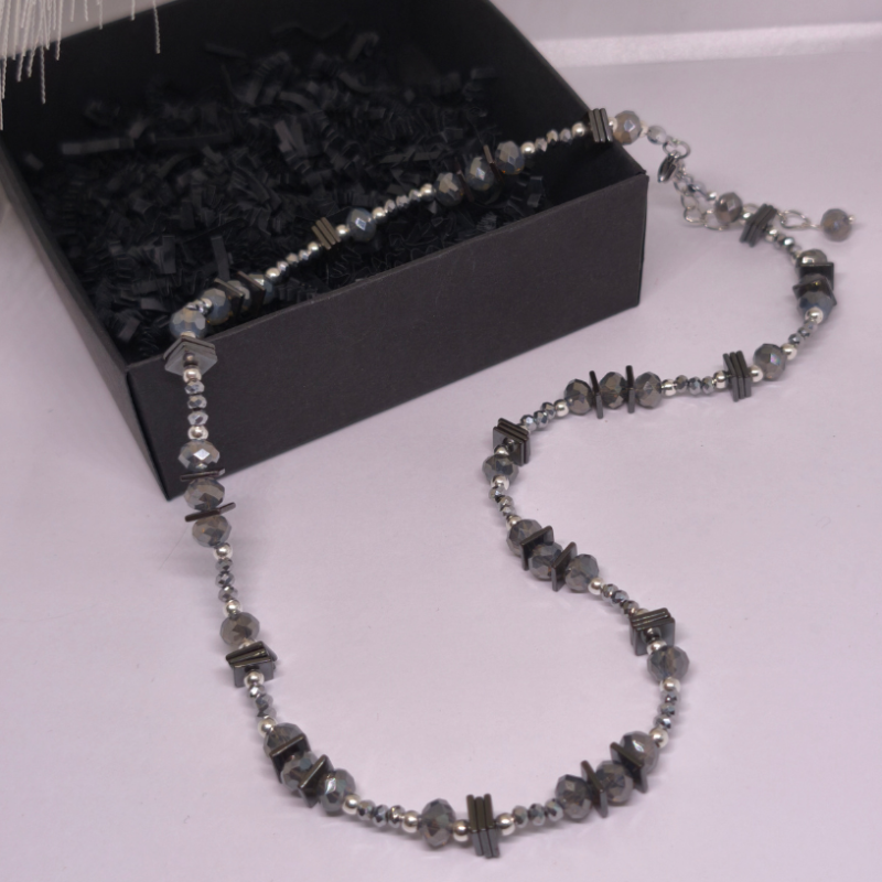 Roku darbs kaklarota „Grafīta mirdzums“