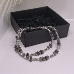 Roku darbs kaklarota „Grafīta mirdzums“