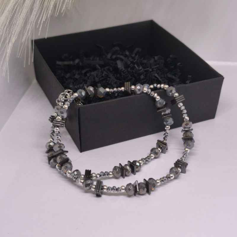 Roku darbs kaklarota „Grafīta mirdzums“