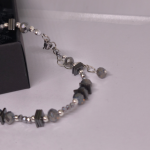 Roku darbs kaklarota „Grafīta mirdzums“